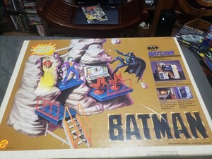 Toy Biz Batman Batcave Playset Vintage 1989 Rotating Monitor Elevator Jail Door