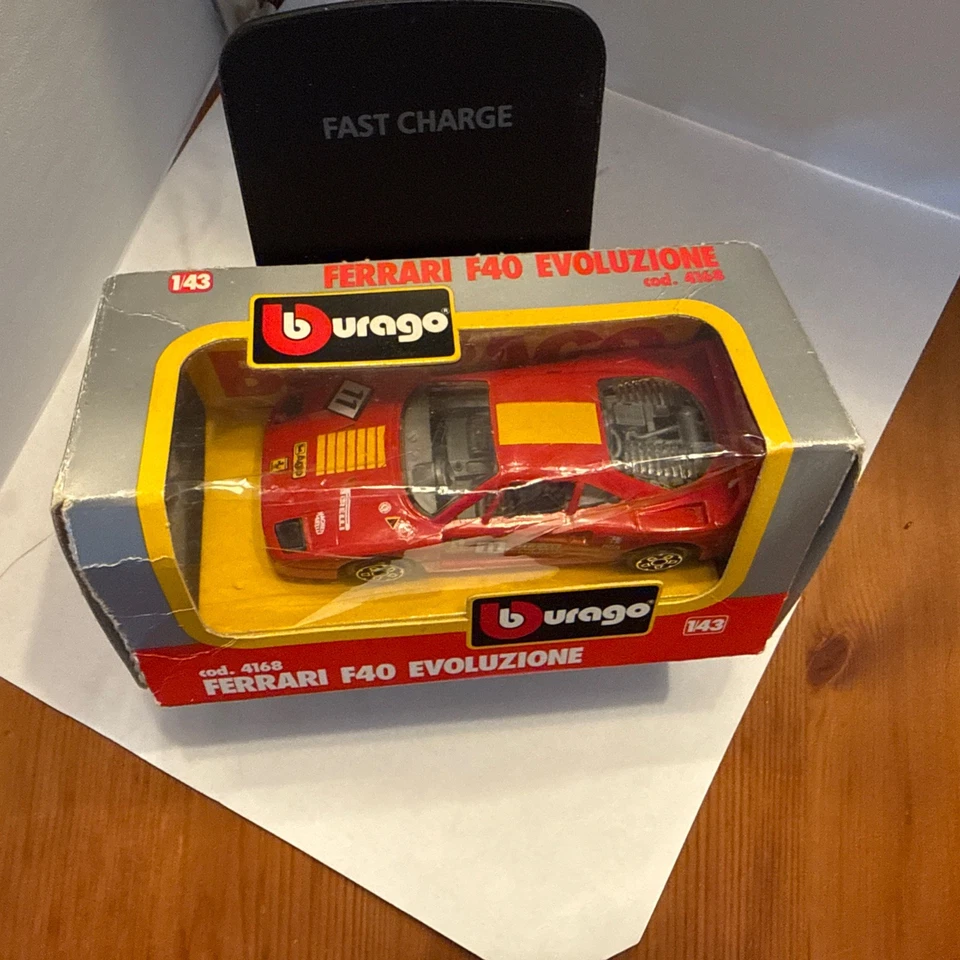 Caja Bburago Ferrari F40 Evoluzione 4168 muestra signos de desgaste coche excelente Foto 2 de 3