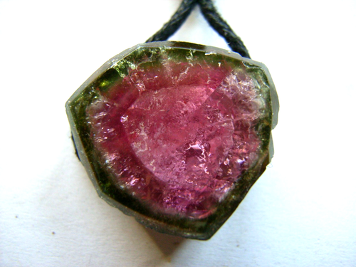 Schöner TURMALIN Kristall ( Wassermelonen Turmalin ), quer gebohrt, am Band Schöner TURMALIN Kristall ( Wassermelonen Turmalin ), quer gebohrt, am Band