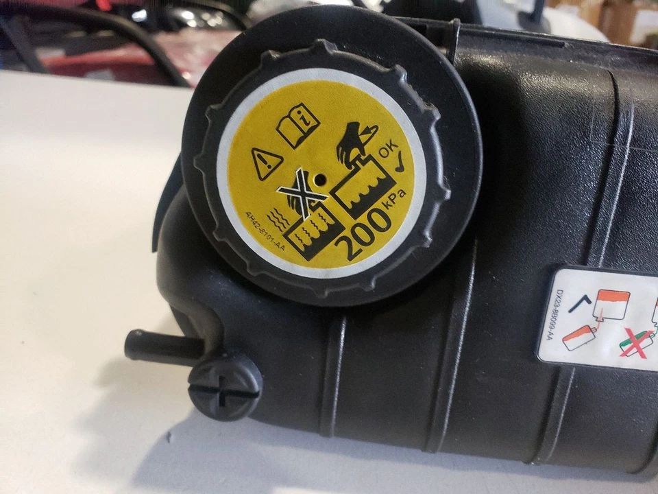 Tanque de expansión de desbordamiento de depósito de refrigerante - Jaguar 2015 tipo F cupé - 07-15 OEM Foto 4 de 4