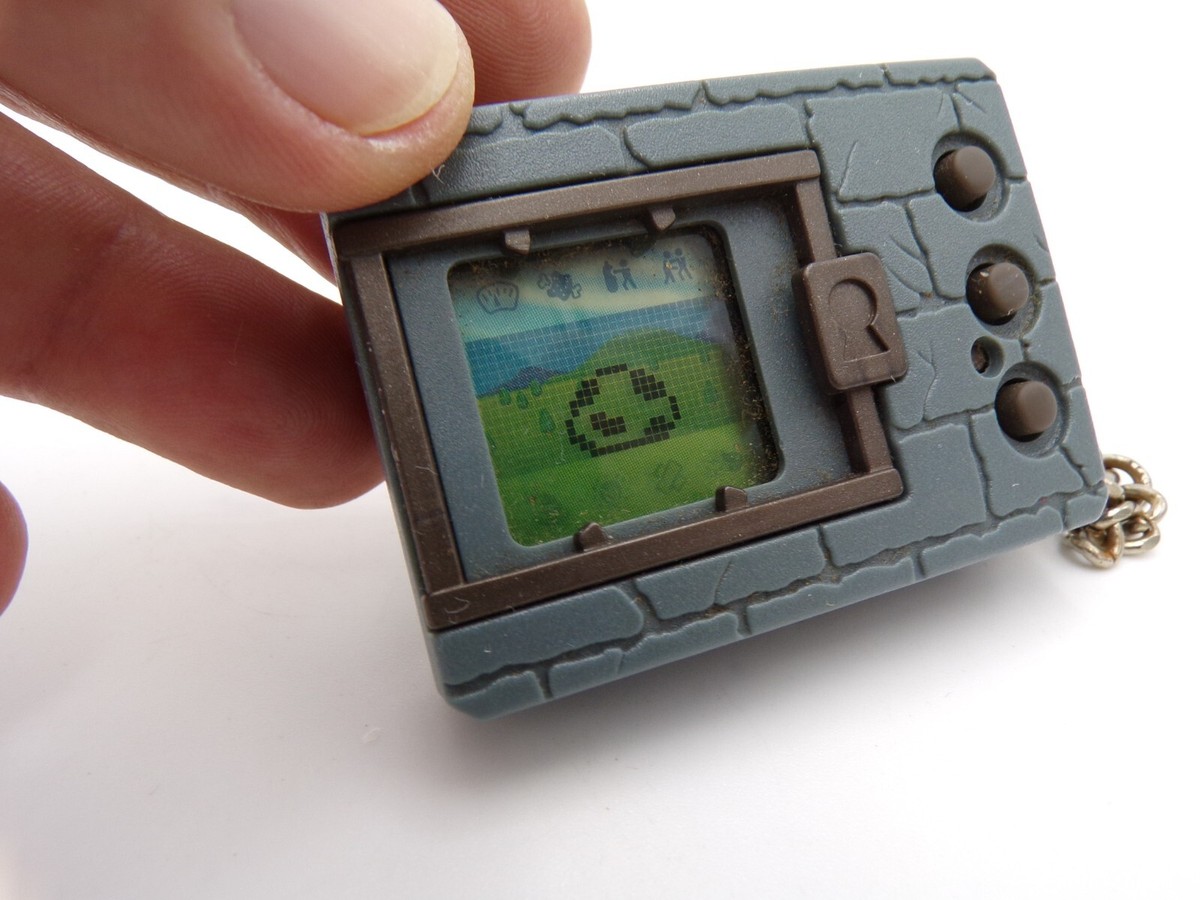 97 Bandai Japan Digimon Grey Virtual Pet V1 WORKS Free USA