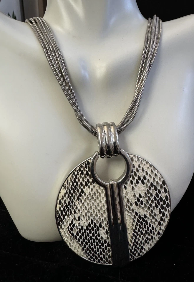 Collar Colgante Colección Chico's Ryan Estampado Pitón Tono Plata Corpcore Wild Foto 4 de 4