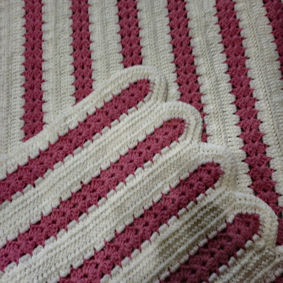 Manta afgana de ganchillo hecha a mano mezcla de lana blanca y rosa 74"x 41" de colección años 80 Foto 2 de 4