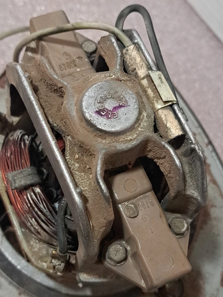 Винтажный пылесос Electrolux модель 1521 двигатель и вентилятор проверены только на грязь - Изображение 3 из 4