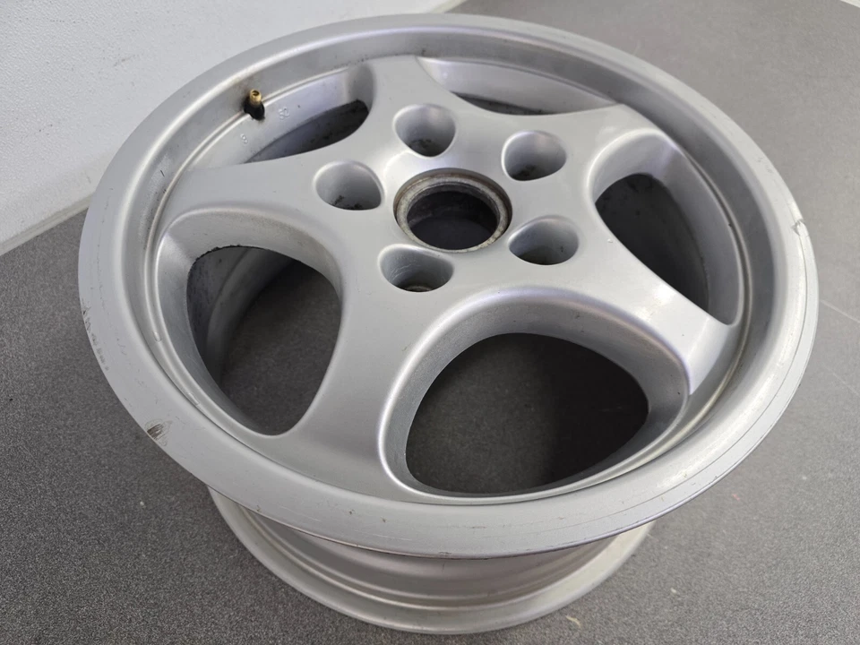 CLEAN USED ORIGINAL GENUINE PORSCHE 911 964 968 8JX16 REAR CUP WHEEL 1992-95 - Image 4 of 4