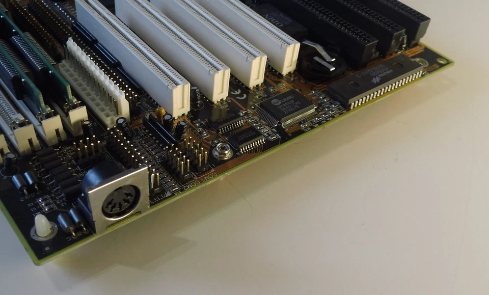 Scheda madre Zida Tomato 5DVX Socket 7 AT con CPU P133MHz, 16 MB - Immagine 3 di 4