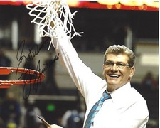 UCONN LADY HUSKIES HEAD COACH GENO AURIEMMA SIGNED 8x10 PHOTO w/COA NCAA CHAMPS