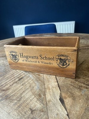 Vintage Stil Holz Mehrzweck Aufbewahrungsbox Angebot Hogwarts Schule an der Seite. 