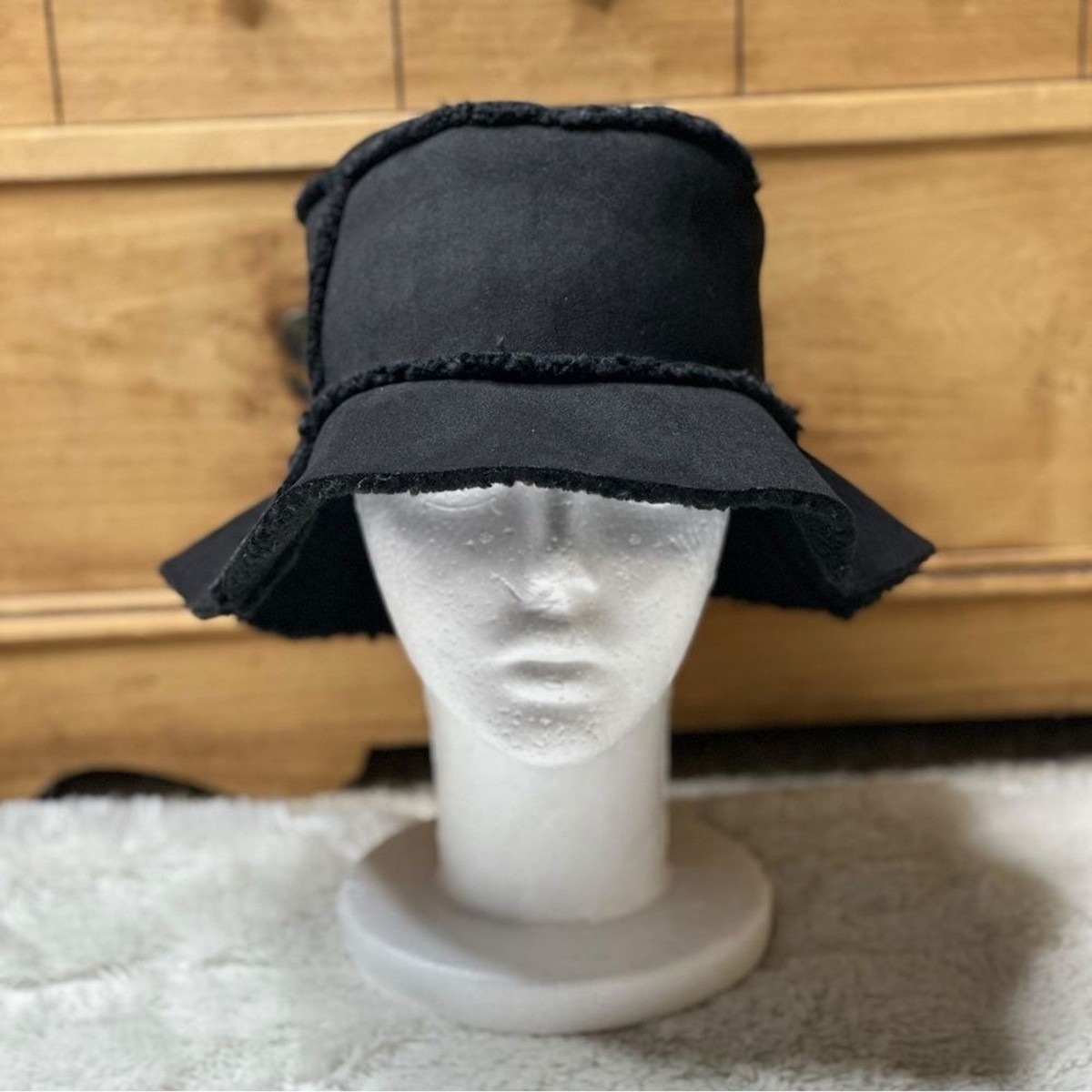 NWT Revolve Hat Attack Reversible Faux Shearling Bucket Hat  display picture 2
