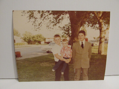 1982 VINTAGE FOUND PHOTOGRAPH COLOR ORIGINAL ART PHOTO BOYS BROTHERS DRESSED UP