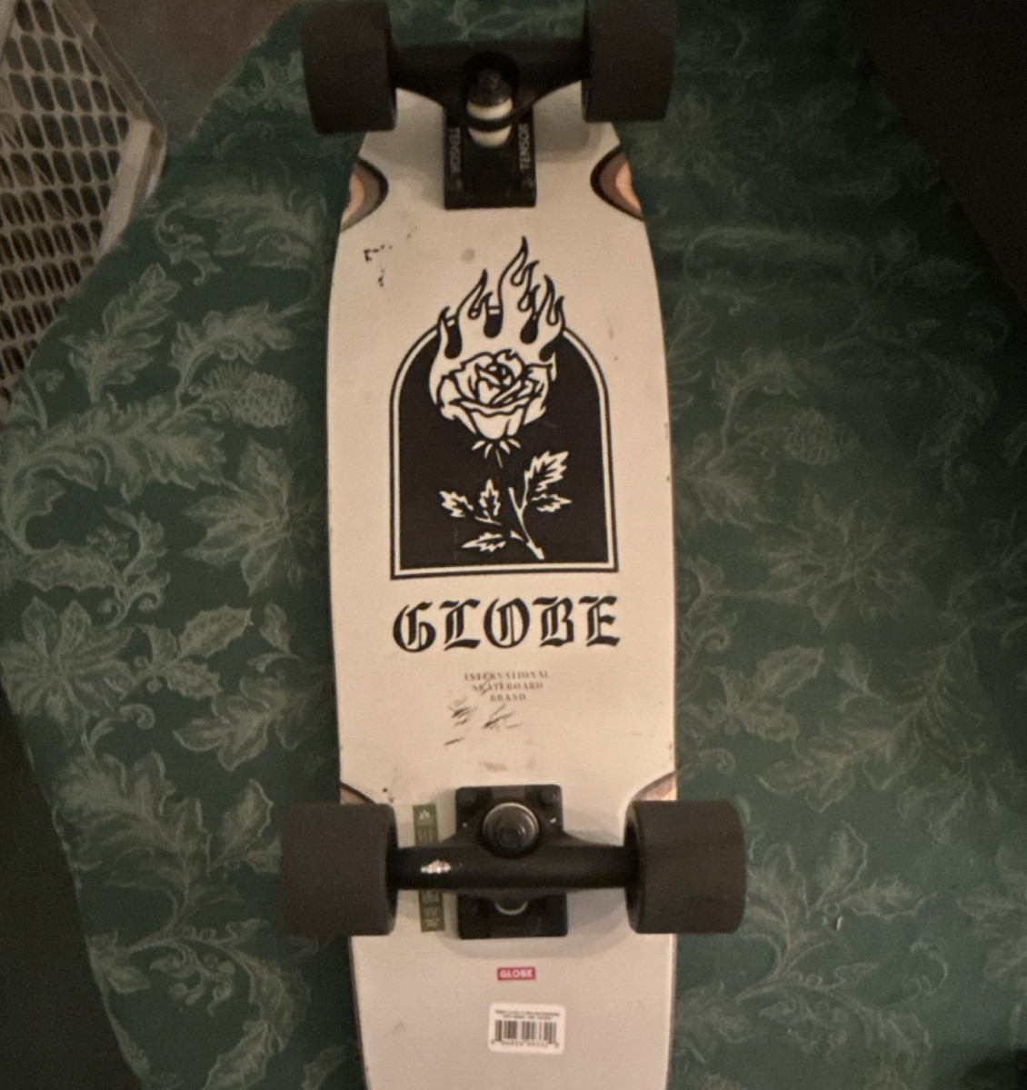 Globe Cruiser Series Complete Skateboard White Black flaming rose