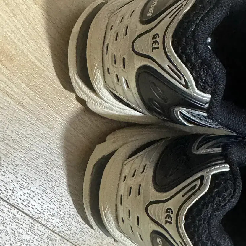 Asics Gel Kayano 14 Silver Running Shoes - Size 260, Pre-Owned