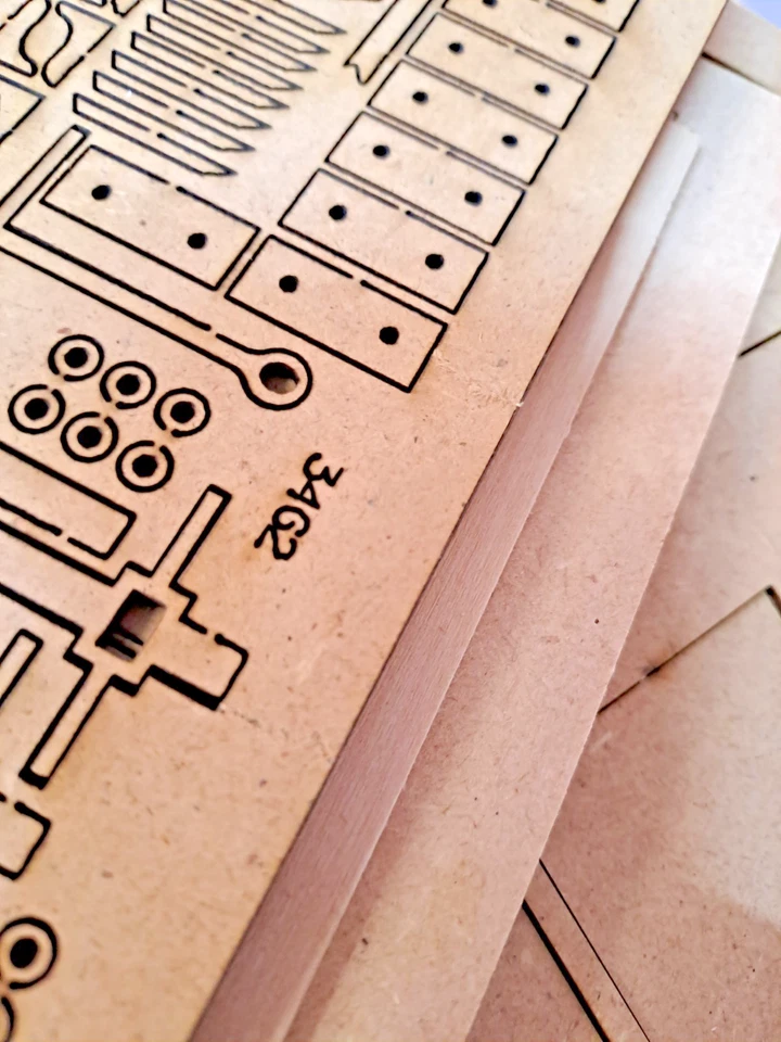 AMATI per HACHETTE - COSTRUISCI LA NAVE ROMANA - QUINQUIREMI ROMANA - 1:48 - Immagine 4 di 4
