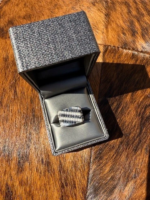 Anillo de diamantes naturales blanco/negro para hombre oro blanco de 10kt, diamantes de 1,1 kt, talla 11 Foto 2 de 4