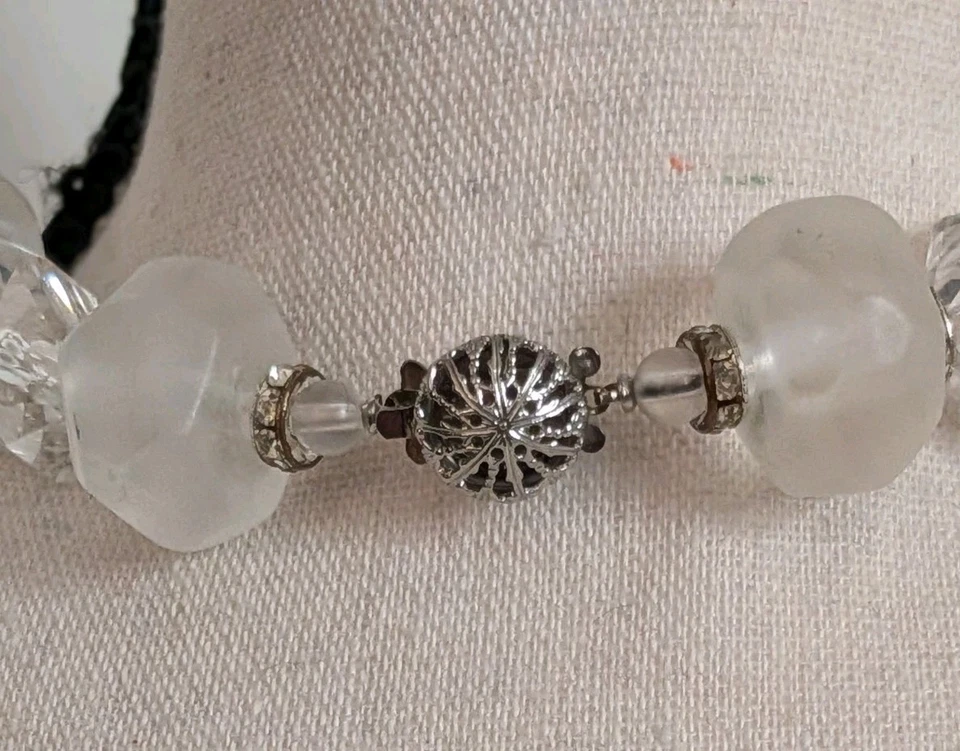 复古中世纪透明哑光 Lucite 珠项链 17 英寸盒扣 — 第 4/4 张图片