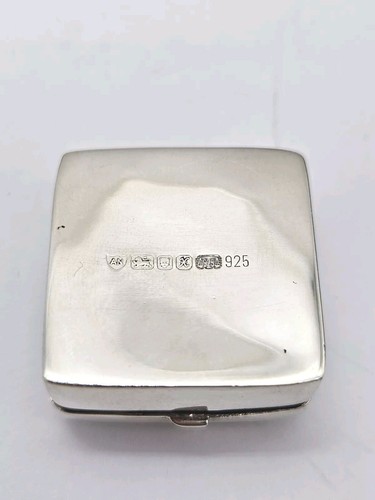 Halkmarked Sterling Silver Miniature Square Floral Pill Box. Ari Norman - Picture 7 of 10
