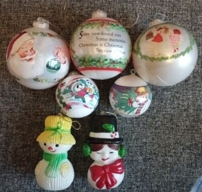 Kitsch Christbaumschmuck Kunststoff 2 x groß 1 x klein rund & 2 Figuren