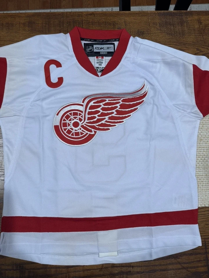 Camiseta Gordie Howe CCM Blanca #9 Detroit Red Wings Talla 48 Foto 2 de 4