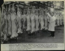 1946 Press Photo George Musson in Swift & Co. meat locker in Chicago, Illinois