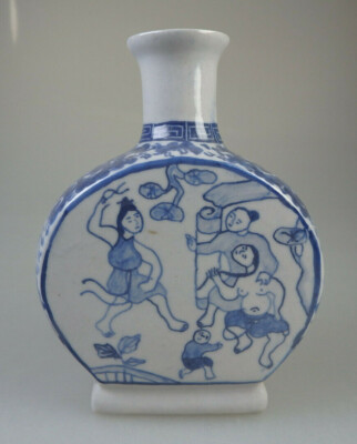 Asiatische bauchige Flasche mit erotischen Motiv Porzellan (76466)