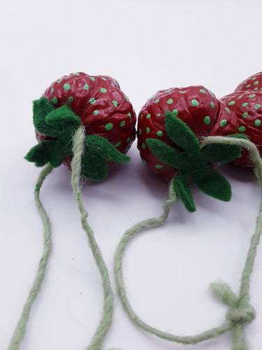 4 Vintage Real WALNUTS Hand Painted as Strawberry CHRISTMAS ORNAMENTS - Picture 7 of 9