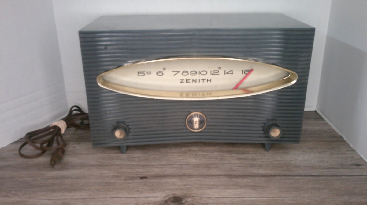 Zenith Tube radio 1950's Cyclops design Model #A615G cyclops
