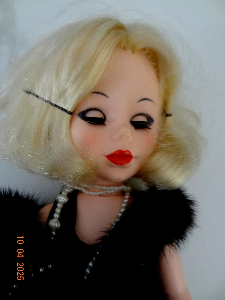 Ravissante poupée mannequin Véronique EFFE en tenue charleston - Photo 4/4