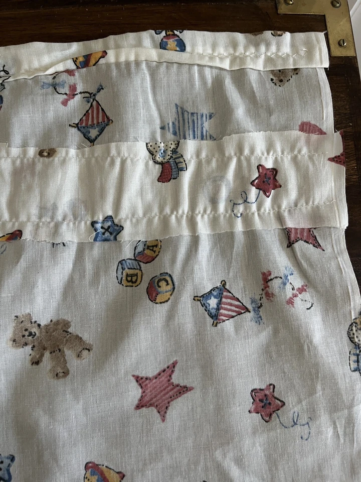 Panel de cortina vintage hecho a mano de oso de peluche y juguetes clásicos con cenefa guardería Foto 4 de 4