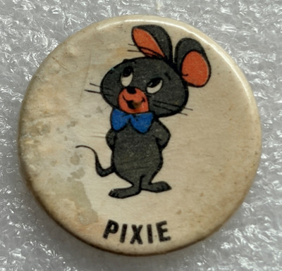 VINTAGE ''PIXIE'' CHARAKTER BUTTON PIN ABZEICHEN 0/60ER JAHRE HUCKLEBERRY HOUND CARTOON