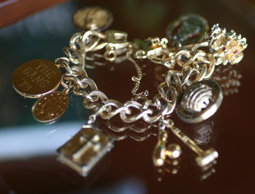 Vintage:* MONET *: MULTI CHARM DANGLE BRACELET W/SAFETY CHAIN GOLD TONE EX COND - Picture 2 of 10