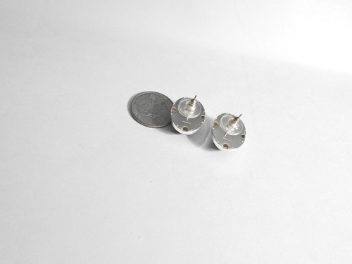 Pendientes perforados ovalados huecos tono plata Lucita esmaltados negros firmados MEJORES de colección - Imagen 4 de 4