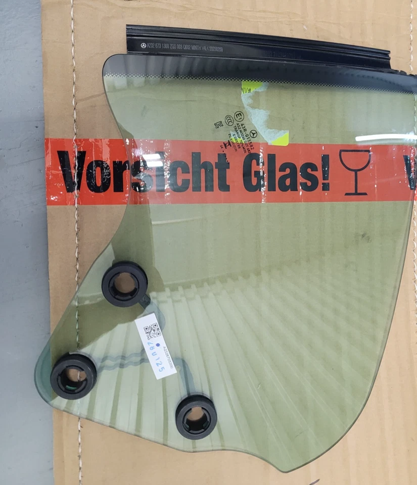 Mercedes-Benz 2023-25 GLC63/300, parte partición ventana lateral trasera #A253 670 53 00 Foto 2 de 4