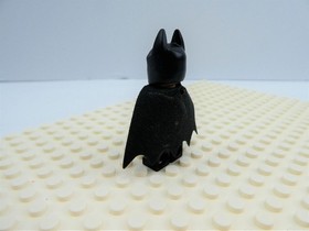 Lego BATMAN Black Suit Yellow Belt Crest Super Heroes Minifigure 76011 (sh016a)