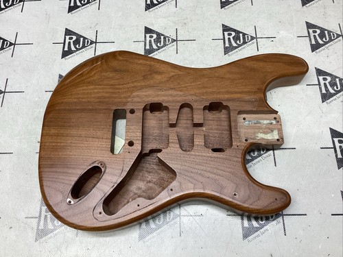 Boutique Strat Style E-Gitarrenkörper Nussbaum - Bild 1 von 10