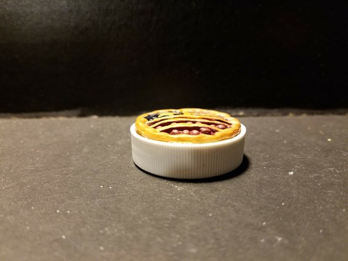 Berry Flag Deep Dish Pie for Playscale/Fashion Doll Dioramas - Picture 2 of 7