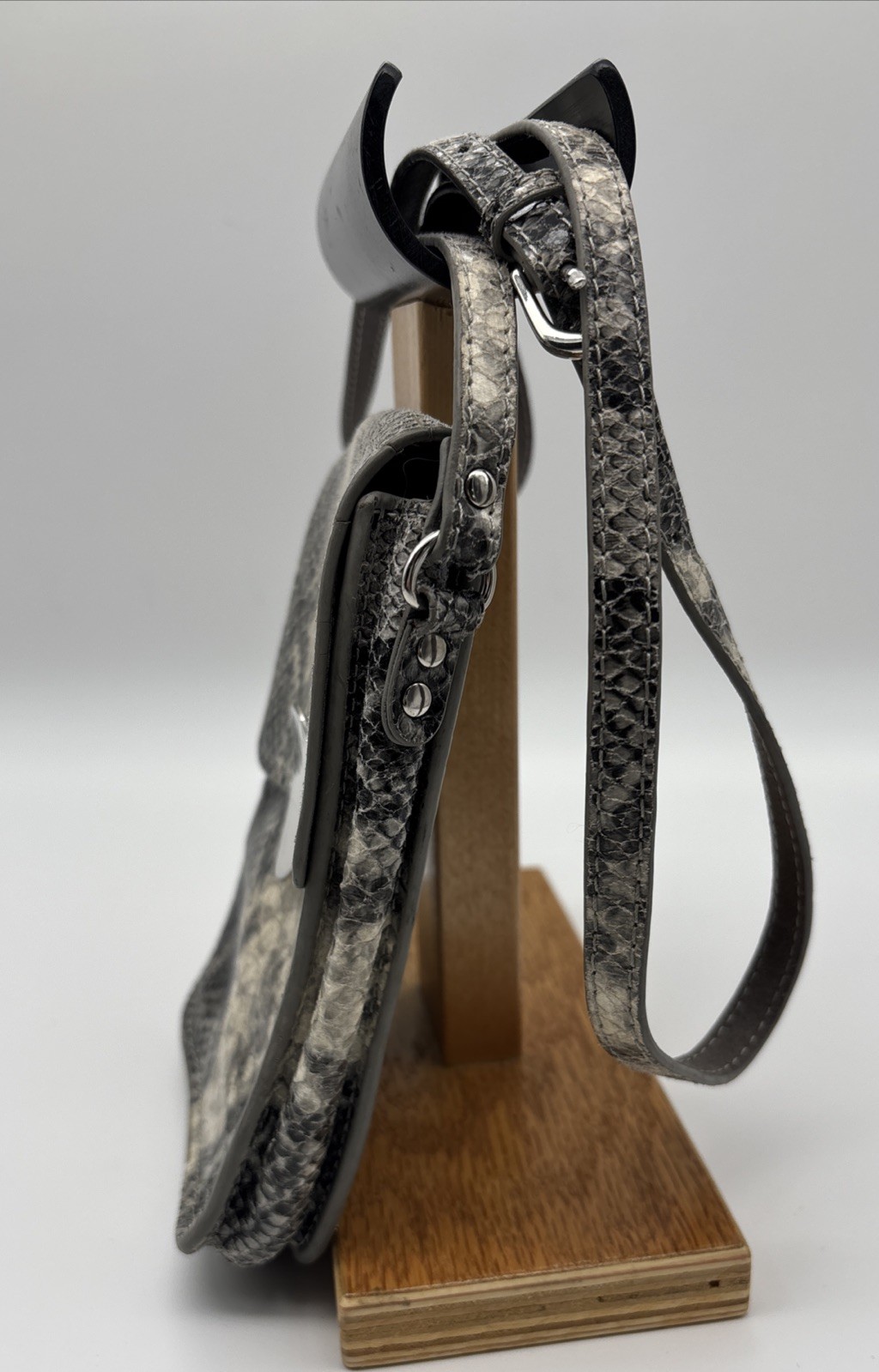 Vtg Gray Python Embossed Leather Crossbody Phone … - image 2