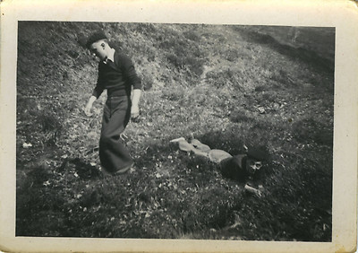 OLD PHOTO - VINTAGE SNAPSHOT - CURIOSITY NAP GRASS FUNNY REST - NAP FUN