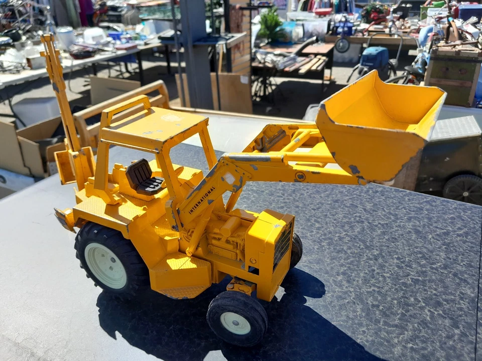 VTG Ertl 1/16 International Harvester Tractor Loader Backhoe #472 Diecast 70's - Image 3 of 4