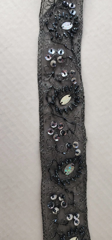 Guarnição de renda preta com miçangas à mão com lantejoulas – 3,9 jardas, Índia - Imagem 3 de 4