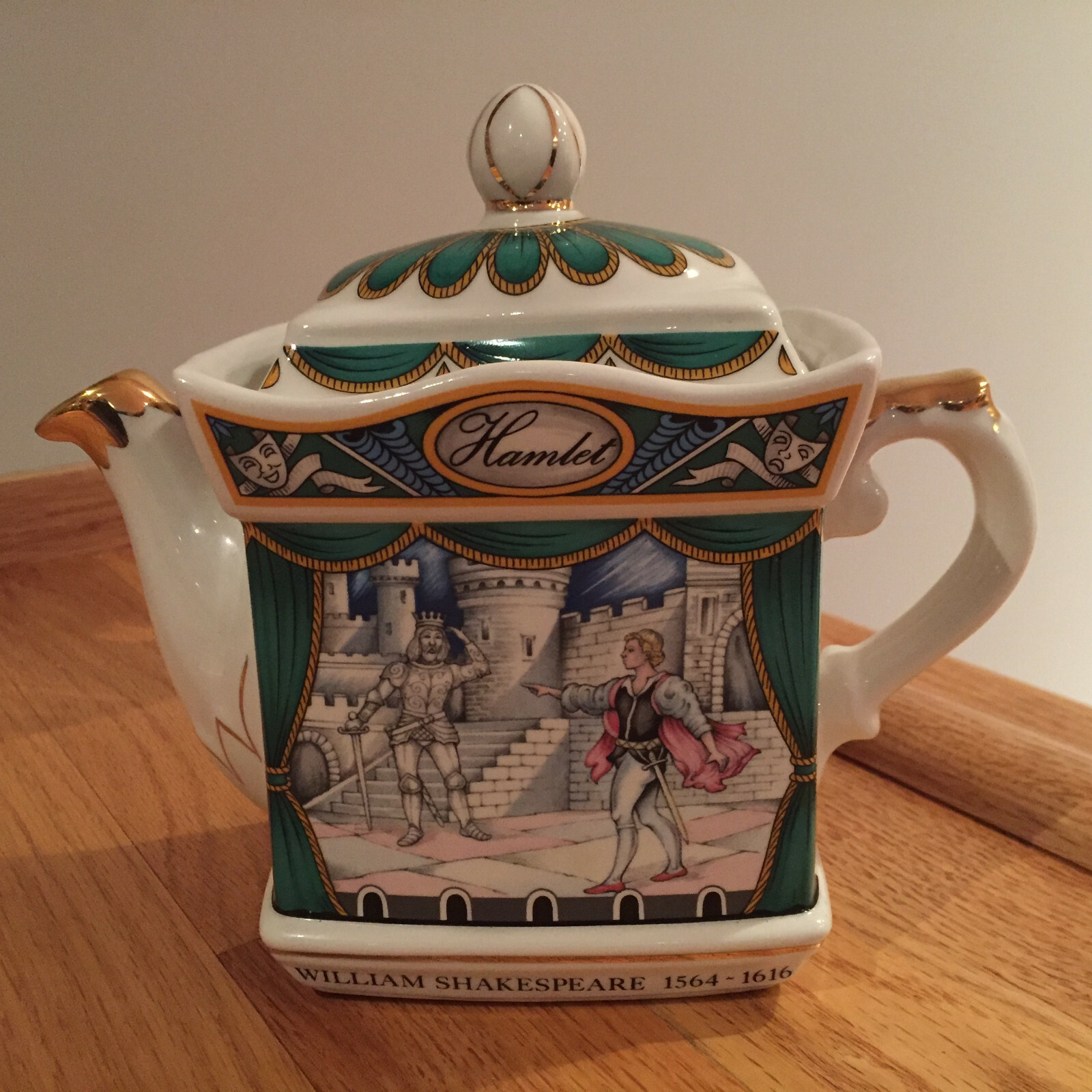Sadler Hamlet by William Shakespeare 2 Cup Collectable Teapot 4443