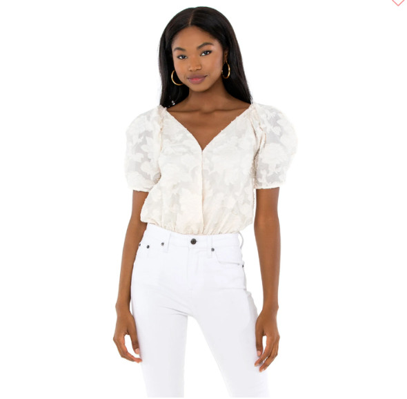 Боди-стринги с коротким рукавом и V-образным вырезом на запах с текстурой слоновой кости от бренда The LABEL БОЛЬШОГО размера.