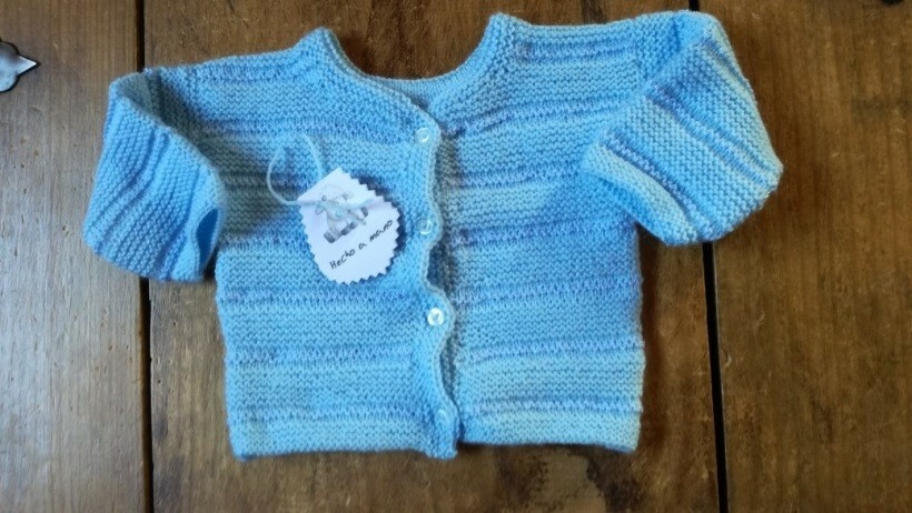 Jersey- chaqueta bebé punto. Hecho a mano. Realizado en perlé.Talla 0-3 meses