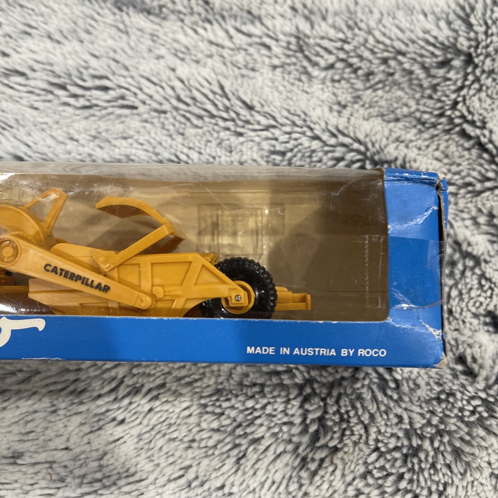 Roco/Umex Caterpillar DW20 Tractor with No.20 Tow Scraper/Dolly HO 1404. NIB.