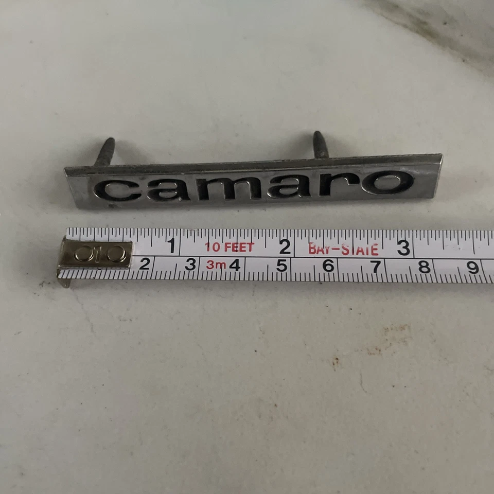 Chevy OEM 1967 Camaro panel de cabecera de metal cromado emblema insignia logotipo nombre 3909137 Foto 2 de 4