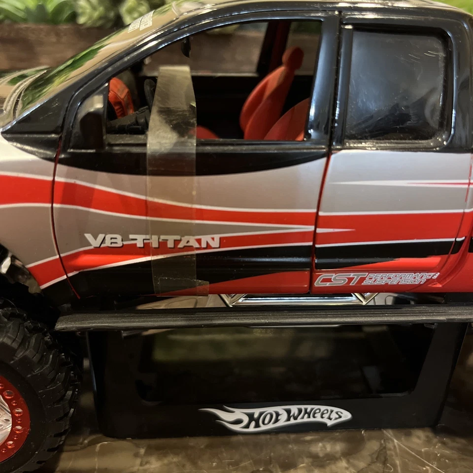 Vehículo de asalto urbano Hot Wheels Dropstars UAV Nissan 4X4 Titan 1:18 Foto 3 de 4