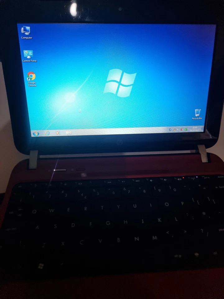 HP Mini 110 Netbook Red 10.1" 320GB HD - 4GB RAM - Win 7 - No battery - Image 4 of 4