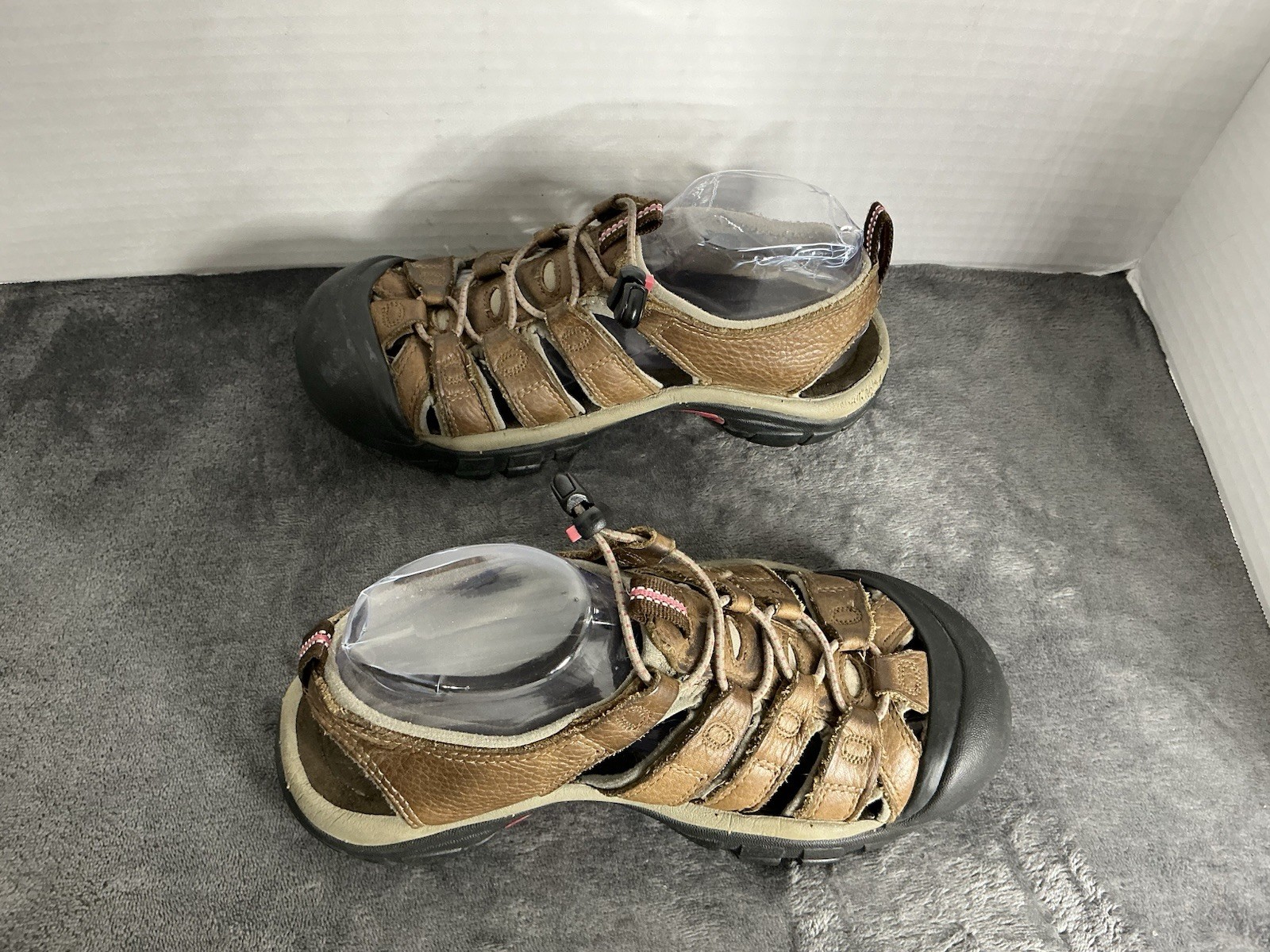 Sandali da trekking Keen Newport in pelle impermeabili da uomo marroni protezione punta trail