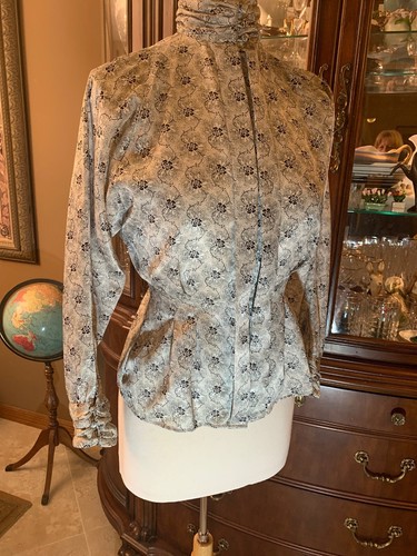 TESS SEIDIGES TOP SATIN BLUSE Hemd VINTAGE hoher Kragen PARIS MILANO elegant 1970 - Bild 4 von 12