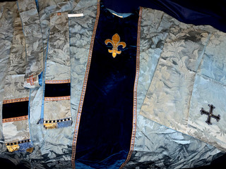 4 PIECE EARLY VINTAGE CATHOLIC PRIESTS BLUE DAMASK & GOLD MARIAN CHASUBLE SET
