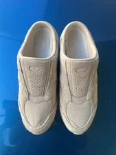 New Balance 2002R Mule ‘Beige’ Men's Sneakers Size 9.5 Released 2022